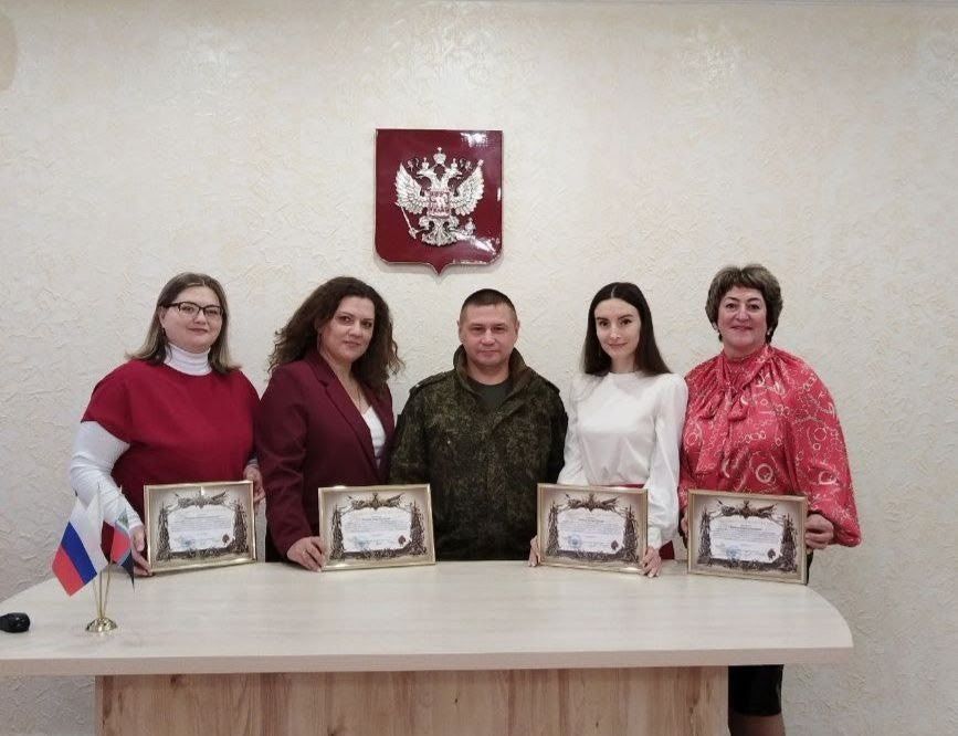 Олег Медведев: Сегодня в торжественной обстановке заместитель командира штурмовой роты 41-го полка Дадов Юрий Александрович вручил благодарственные письма сотрудникам отдела ЗАГС