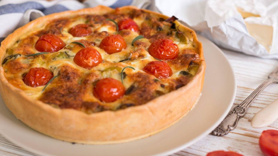 Двадцать минут и никакой духовки: рецепт вкуснейшего сырного пирога на сковородке