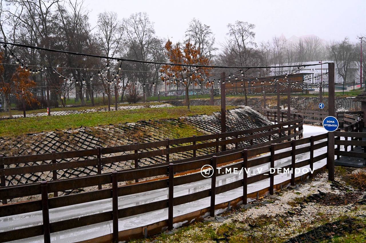 В Центральном парке Белгорода начали заливать каток В Центральном парке Белгорода начали заливать каток