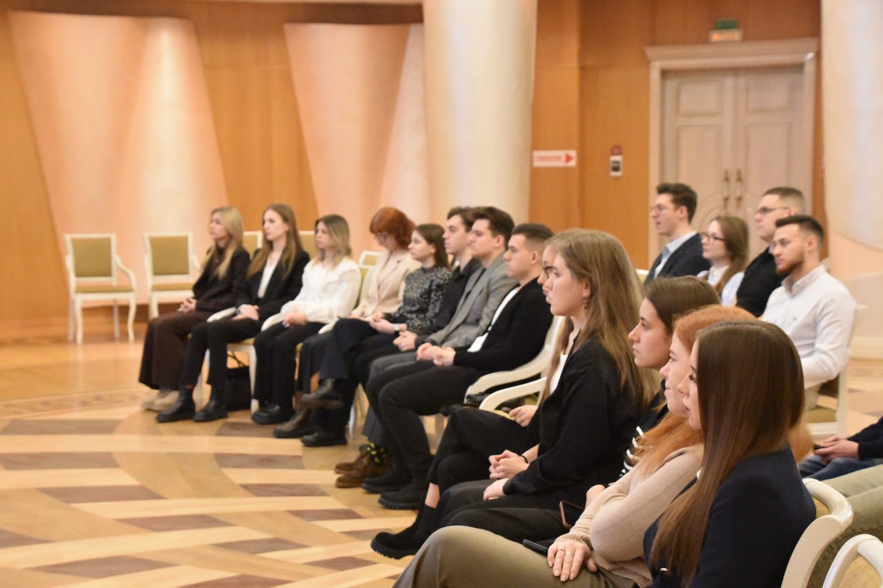 В Белгородской государственной филармонии в формате «Диалога на равных» встретился с участниками конкурсного отбора будущего Дня дублёра в Правительстве Белгородской области В Белгородской государственной филармонии в формате «Диалога на равных» встретился с участниками конкурсного отбора будущего Дня дублёра в Правительстве Белгородской области