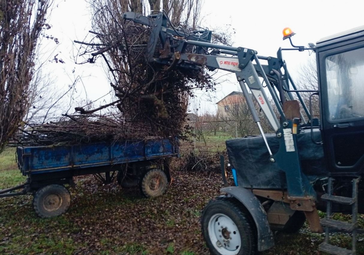 Ежедневно сотрудники Краснояружского зеленстроя занимаются поддержанием чистоты и порядка на территории поселка Ежедневно сотрудники Краснояружского зеленстроя занимаются поддержанием чистоты и порядка на территории поселка