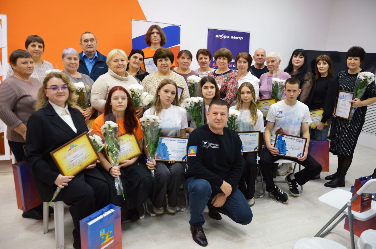 В Красной Яруге чествовали тех, кто бескорыстно помогает людям, дарит своё внимание и заботу землякам – наших волонтёров, людей с поистине добрым сердцем В Красной Яруге чествовали тех, кто бескорыстно помогает людям, дарит своё внимание и заботу землякам – наших волонтёров, людей с поистине добрым сердцем