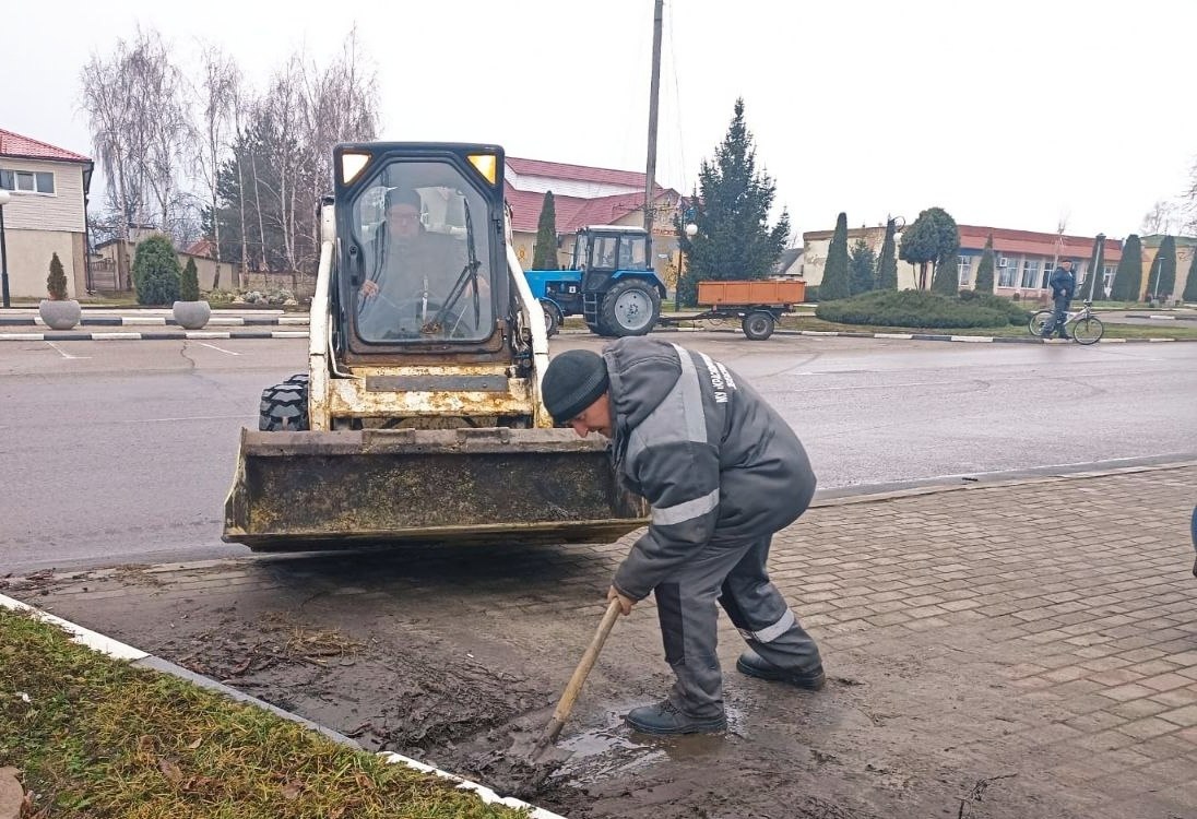 Ежедневно сотрудники Краснояружского зеленстроя занимаются поддержанием чистоты и порядка на территории поселка Ежедневно сотрудники Краснояружского зеленстроя занимаются поддержанием чистоты и порядка на территории поселка