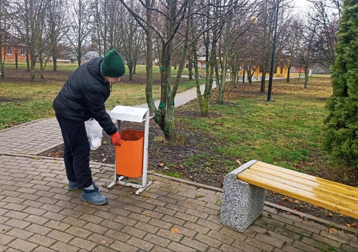 Ежедневно сотрудники Краснояружского зеленстроя занимаются поддержанием чистоты и порядка на территории поселка Ежедневно сотрудники Краснояружского зеленстроя занимаются поддержанием чистоты и порядка на территории поселка