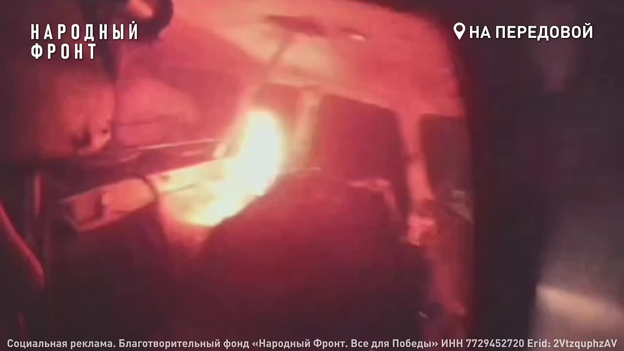 Темнота. Под светом фар видны лишь отдельные участки дороги, и тут… вспышка!