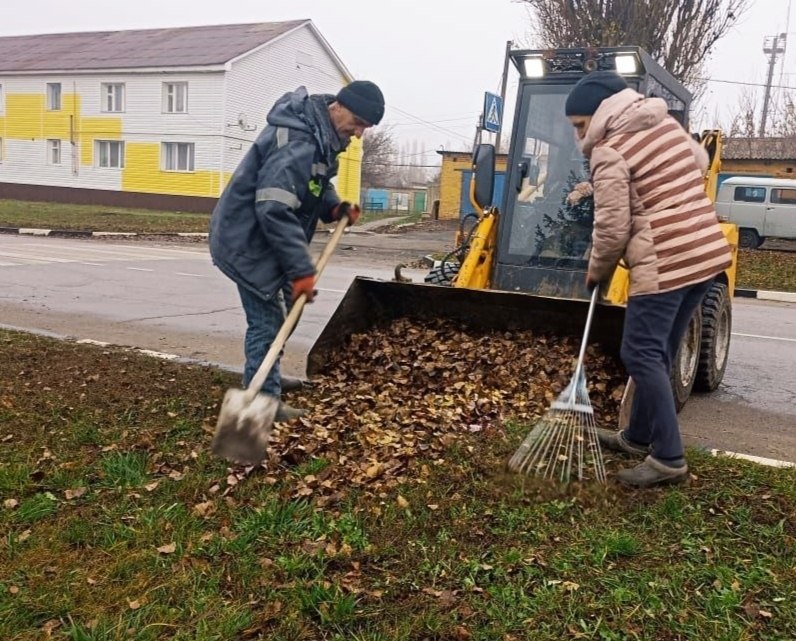 Ежедневно сотрудники Краснояружского зеленстроя занимаются поддержанием чистоты и порядка на территории поселка