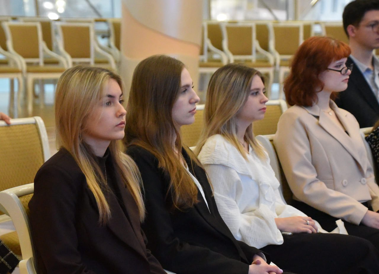 В Белгородской государственной филармонии в формате «Диалога на равных» встретился с участниками конкурсного отбора будущего Дня дублёра в Правительстве Белгородской области В Белгородской государственной филармонии в формате «Диалога на равных» встретился с участниками конкурсного отбора будущего Дня дублёра в Правительстве Белгородской области