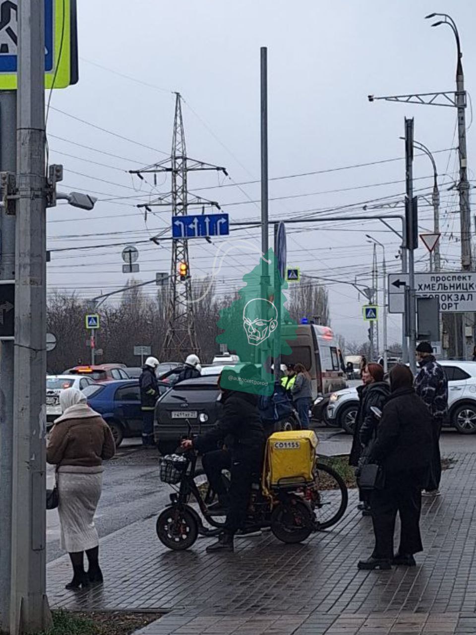 Сразу несколько ДТП произошло на пересечении Студенческой и Богдана Хмельницкого в областном центре, сообщают местные каналы