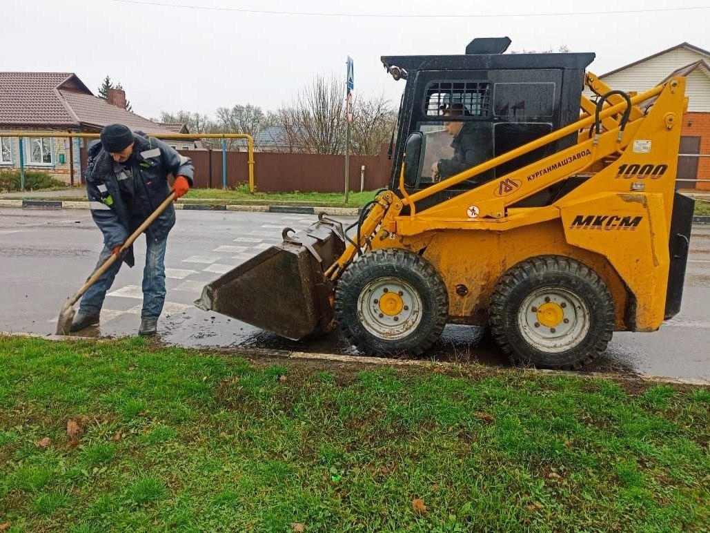 Ежедневно сотрудники Краснояружского зеленстроя занимаются поддержанием чистоты и порядка на территории поселка Ежедневно сотрудники Краснояружского зеленстроя занимаются поддержанием чистоты и порядка на территории поселка