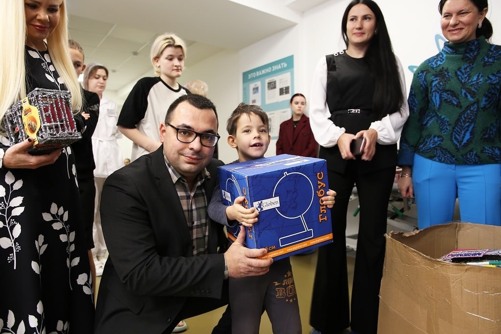 «Коробка храбрости»: сотни старооскольцев объединились, чтобы подарить праздник детям «Коробка храбрости»: сотни старооскольцев объединились, чтобы подарить праздник детям