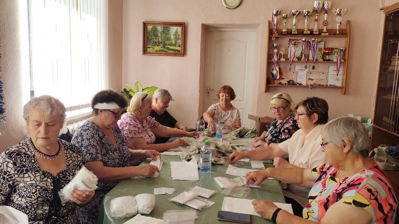 Друзья, сегодня мы отмечаем День добровольца – праздник людей с большой душой, тех, кто готов протянуть руку помощи, поделиться своим временем и энергией, чтобы сделать жизнь других светлее