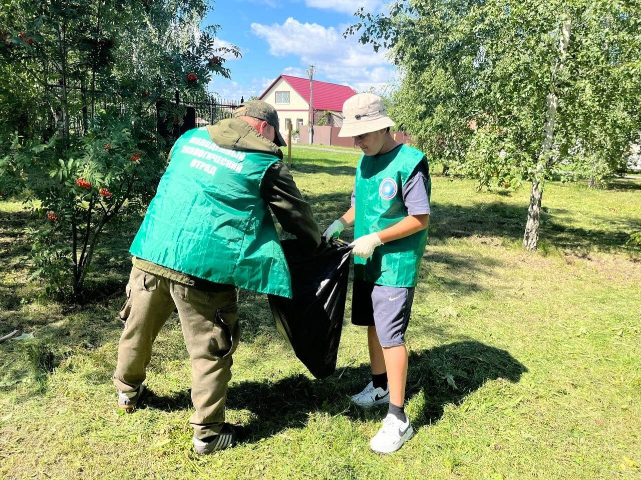 Друзья, сегодня мы отмечаем День добровольца – праздник людей с большой душой, тех, кто готов протянуть руку помощи, поделиться своим временем и энергией, чтобы сделать жизнь других светлее Друзья, сегодня мы отмечаем День добровольца – праздник людей с большой душой, тех, кто готов протянуть руку помощи, поделиться своим временем и энергией, чтобы сделать жизнь других светлее