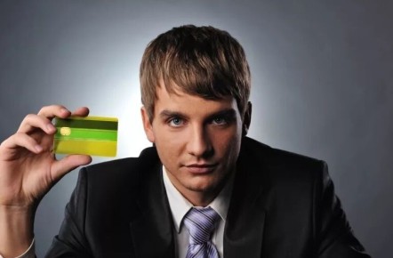 Зарплата выше, жизнь сложнее: как избежать денежного соблазна