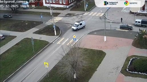 Одна машина снесла дорожный знак и её вынесло на тротуар, вторая – наехала на газон