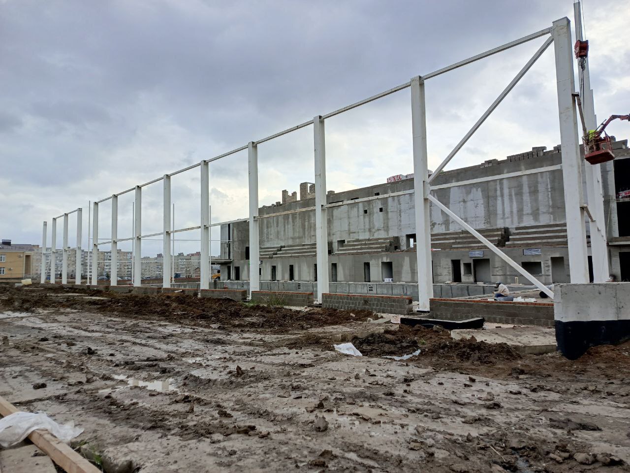 Напомним, что в здании будут располагаться 50 - метровый бассейн, рассчитанный на 8 дорожек, а также малая чаша для детей Напомним, что в здании будут располагаться 50 - метровый бассейн, рассчитанный на 8 дорожек, а также малая чаша для детей