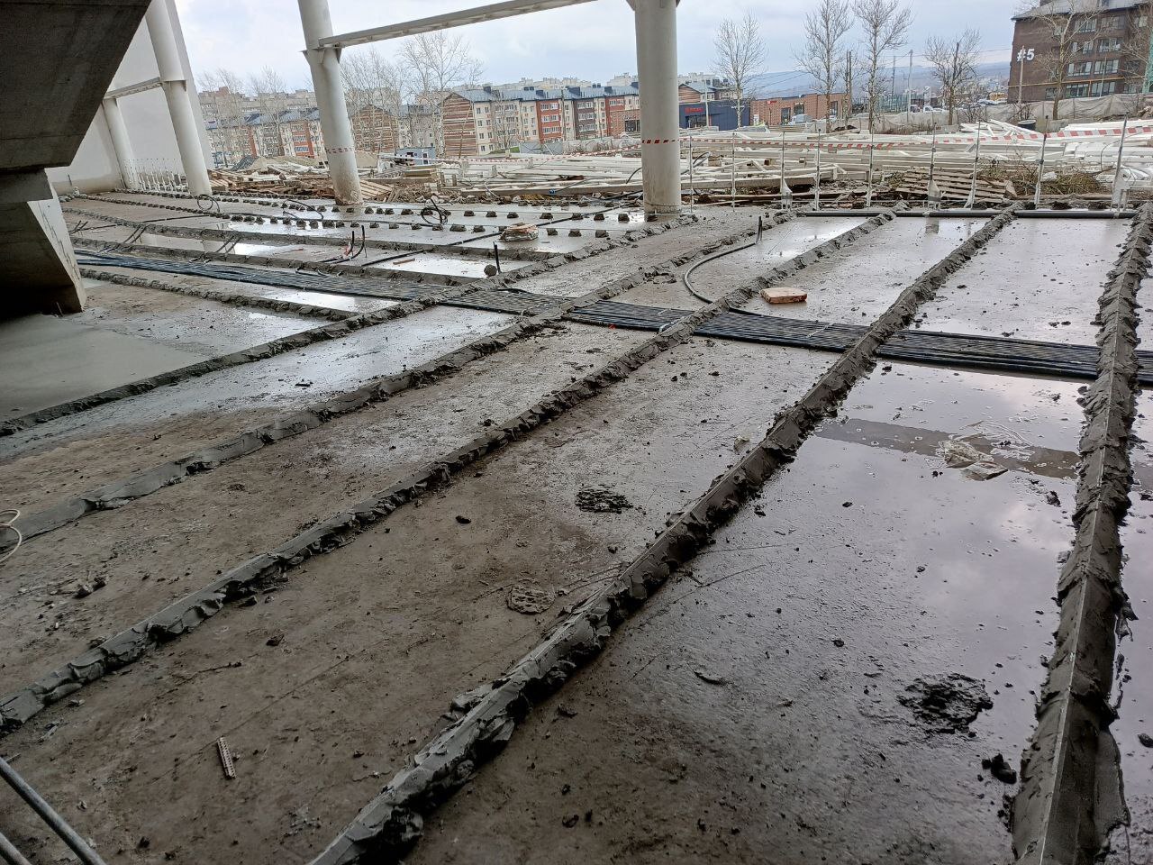 Напомним, что в здании будут располагаться 50 - метровый бассейн, рассчитанный на 8 дорожек, а также малая чаша для детей Напомним, что в здании будут располагаться 50 - метровый бассейн, рассчитанный на 8 дорожек, а также малая чаша для детей