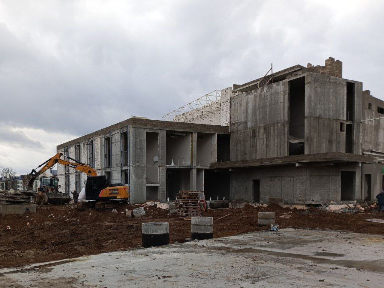 Напомним, что в здании будут располагаться 50 - метровый бассейн, рассчитанный на 8 дорожек, а также малая чаша для детей Напомним, что в здании будут располагаться 50 - метровый бассейн, рассчитанный на 8 дорожек, а также малая чаша для детей