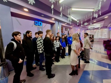 Краснояружские школьники посетили кинотеатр «Победа», где их ждала насыщенная экскурсия, сочетающая в себе погружение в историю и знакомство с современной киноиндустрией