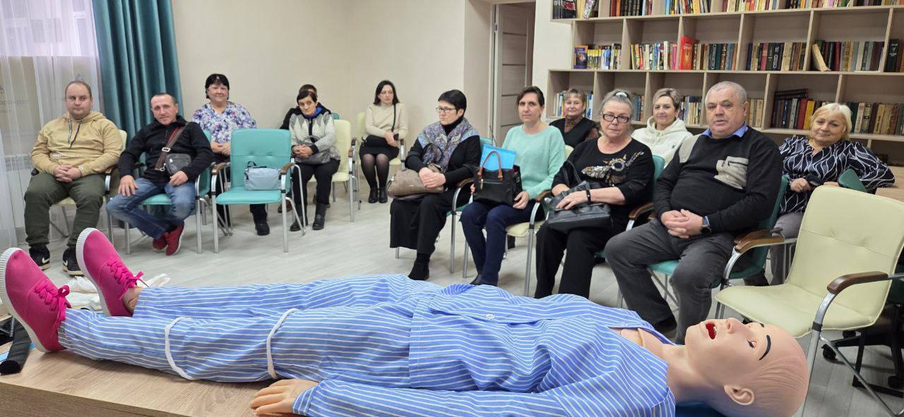 Сотрудники Детской школы искусств им. В.Ф. Трутовского освоили навыки первой помощи Сотрудники Детской школы искусств им. В.Ф. Трутовского освоили навыки первой помощи