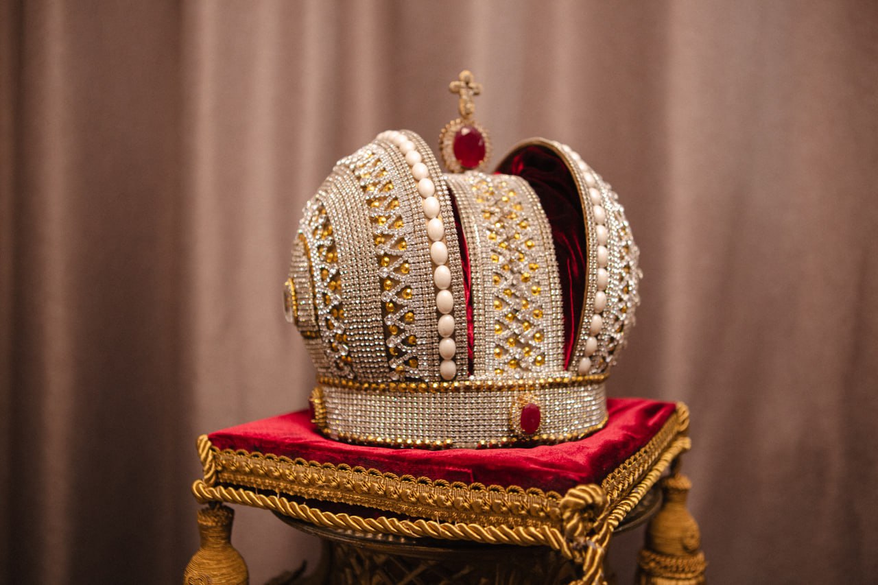 Она не просто шьёт одежду – она создаёт порталы в прошлое Она не просто шьёт одежду – она создаёт порталы в прошлое