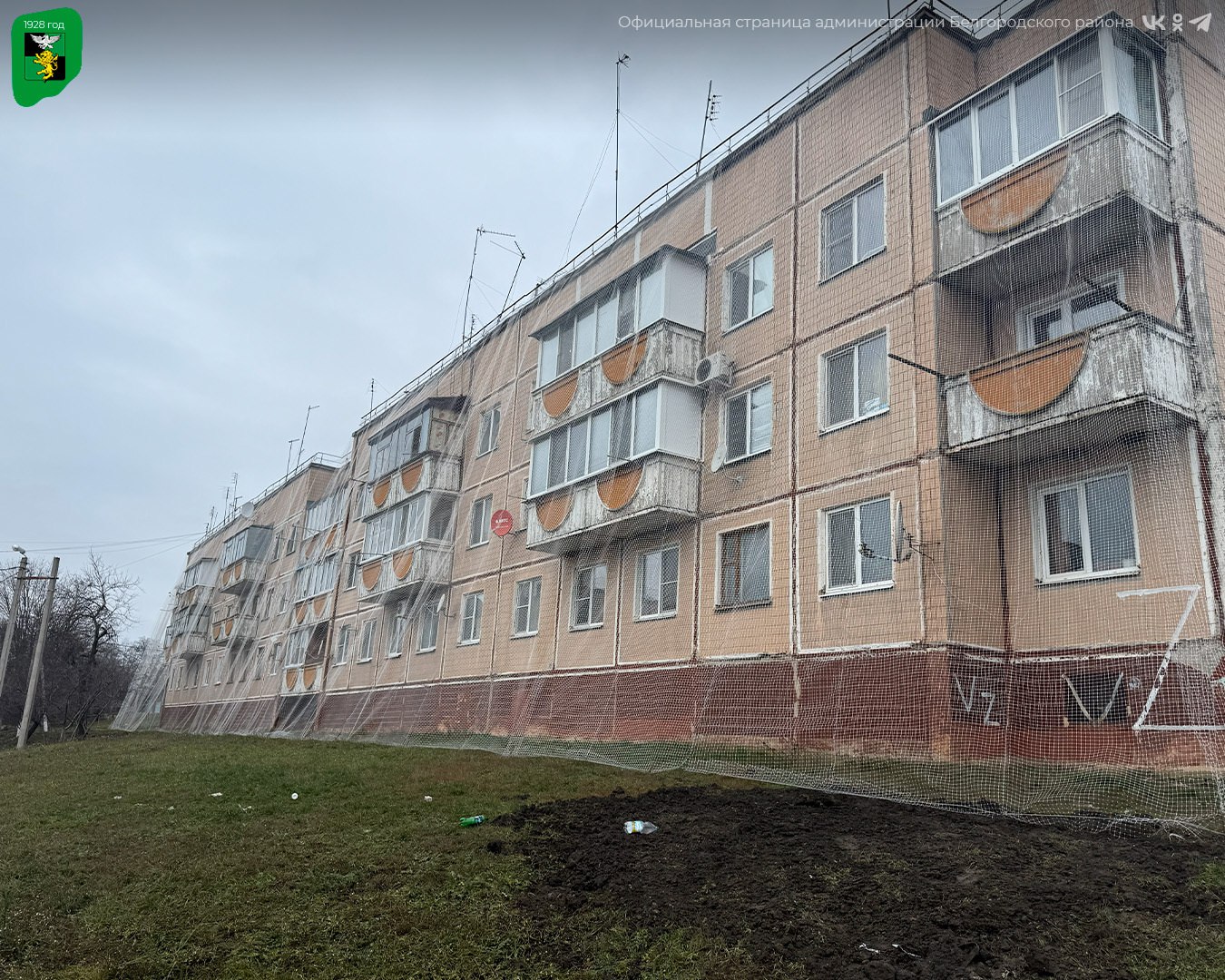 На территории нашего округа продолжается работа по установке антидроновых сетей на многоквартирных домах На территории нашего округа продолжается работа по установке антидроновых сетей на многоквартирных домах