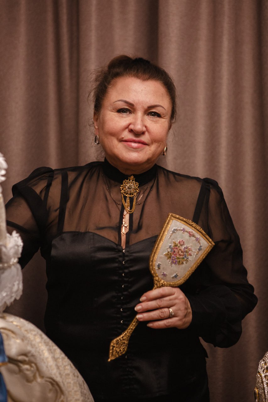 Она не просто шьёт одежду – она создаёт порталы в прошлое