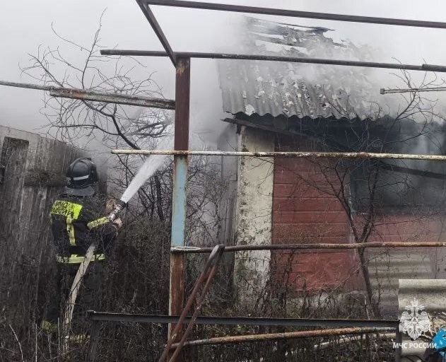 Пожарные спасли из огня 54-летнюю женщину в Вейделевке, а в Алексеевском округе в сгоревшем доме обнаружили тело 64-летней хозяйки