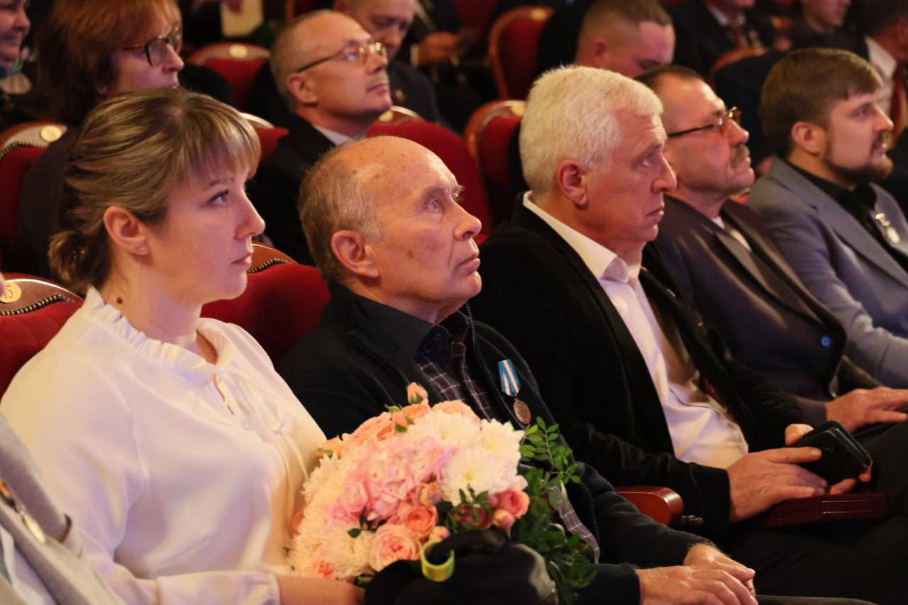 Юрий Клепиков: Во имя защиты родной земли, рискуя жизнями ради наших земляков, они объединились для содействия обеспечению дополнительных мер безопасности в регионе — наша самооборона уже три года стоит на стаже Белгородчины Юрий Клепиков: Во имя защиты родной земли, рискуя жизнями ради наших земляков, они объединились для содействия обеспечению дополнительных мер безопасности в регионе — наша самооборона уже три года стоит на стаже Белгородчины