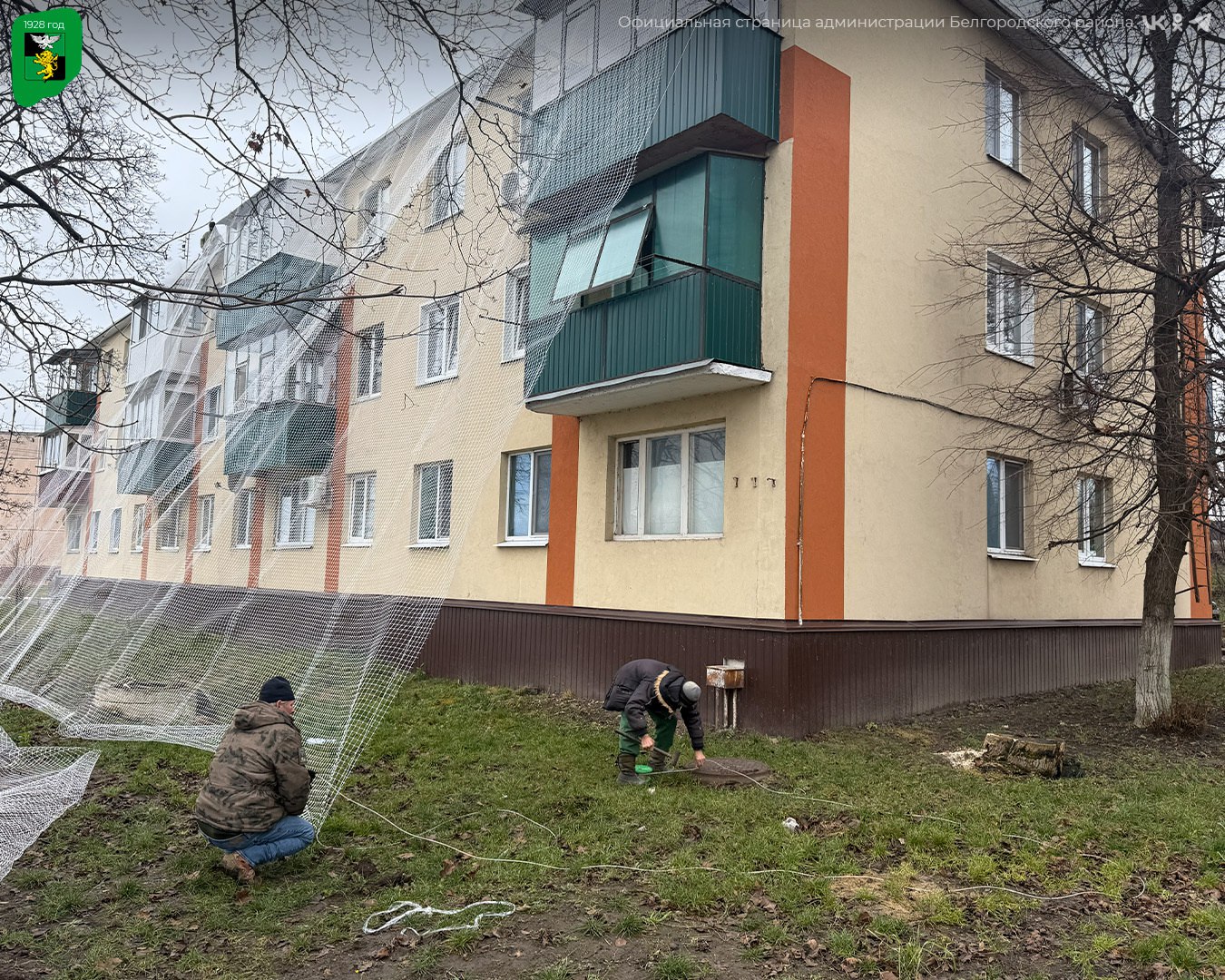 На территории нашего округа продолжается работа по установке антидроновых сетей на многоквартирных домах На территории нашего округа продолжается работа по установке антидроновых сетей на многоквартирных домах