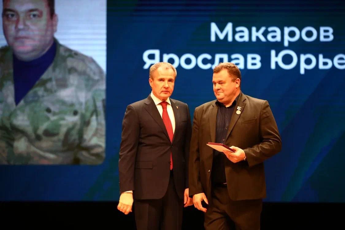 Губернатор Белгородской области Вячеслав Гладков провёл встречу с бойцами региональной самообороны, посвящённую трёхлетию формирования этого народного ополчения Губернатор Белгородской области Вячеслав Гладков провёл встречу с бойцами региональной самообороны, посвящённую трёхлетию формирования этого народного ополчения