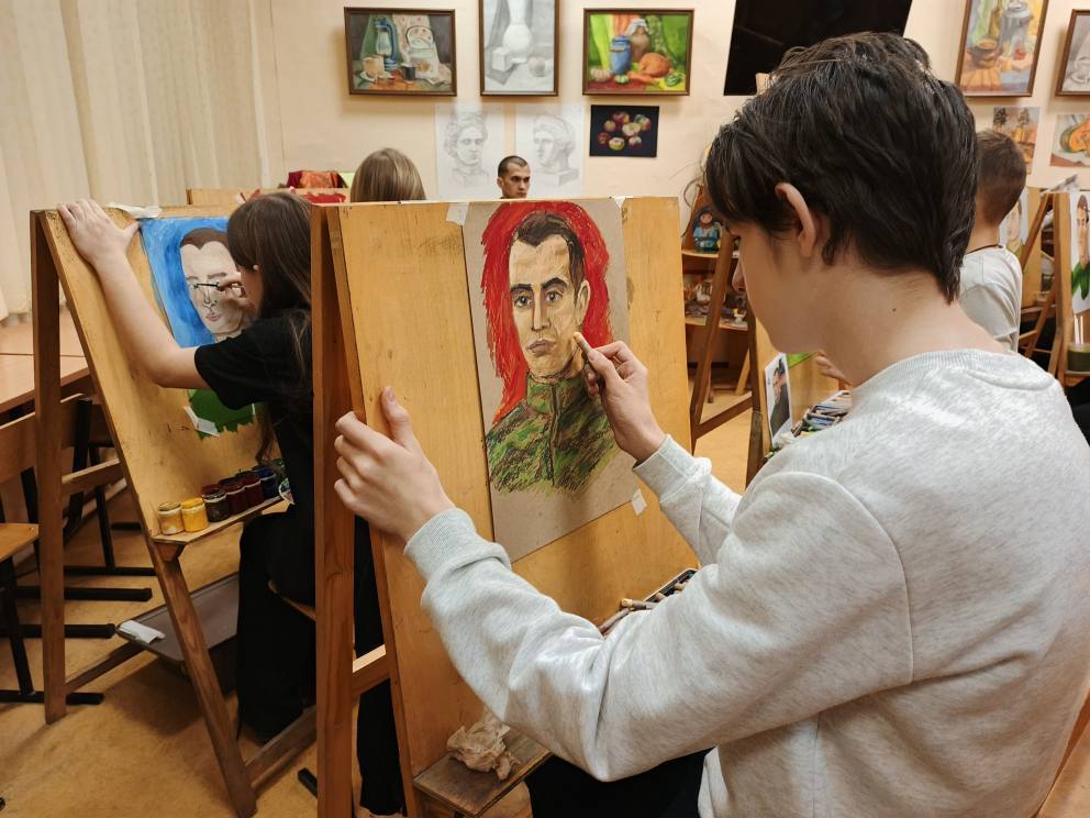 В преддверии Дня Героев Отечества в художественном отделении детской школы искусств им. Н.И. Платонова состоялось мероприятие в рамках Всероссийской акции «Портрет Героя» В преддверии Дня Героев Отечества в художественном отделении детской школы искусств им. Н.И. Платонова состоялось мероприятие в рамках Всероссийской акции «Портрет Героя»