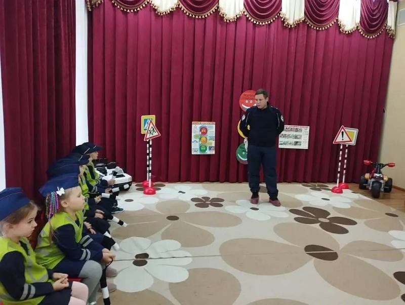 В одном из детских садов Ровенского округа воспитанники вступили в ряды юных помощников Госавтоинспекции В одном из детских садов Ровенского округа воспитанники вступили в ряды юных помощников Госавтоинспекции