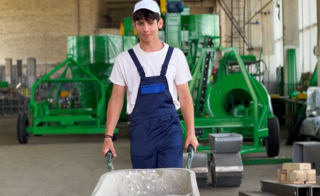 Андрей Миськов: Вместе с депутатом Совета депутатов Новооскольского муниципального округа Василием Андреевичем Катюковым заехали поздравить руководителя предприятия «Осколсельмаш» Дмитрия Степановича Панкратова с Днём... Андрей Миськов: Вместе с депутатом Совета депутатов Новооскольского муниципального округа Василием Андреевичем Катюковым заехали поздравить руководителя предприятия «Осколсельмаш» Дмитрия Степановича Панкратова с Днём...