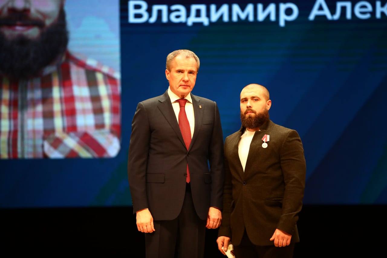 Губернатор Белгородской области Вячеслав Гладков наградил старооскольских бойцов самообороны Губернатор Белгородской области Вячеслав Гладков наградил старооскольских бойцов самообороны