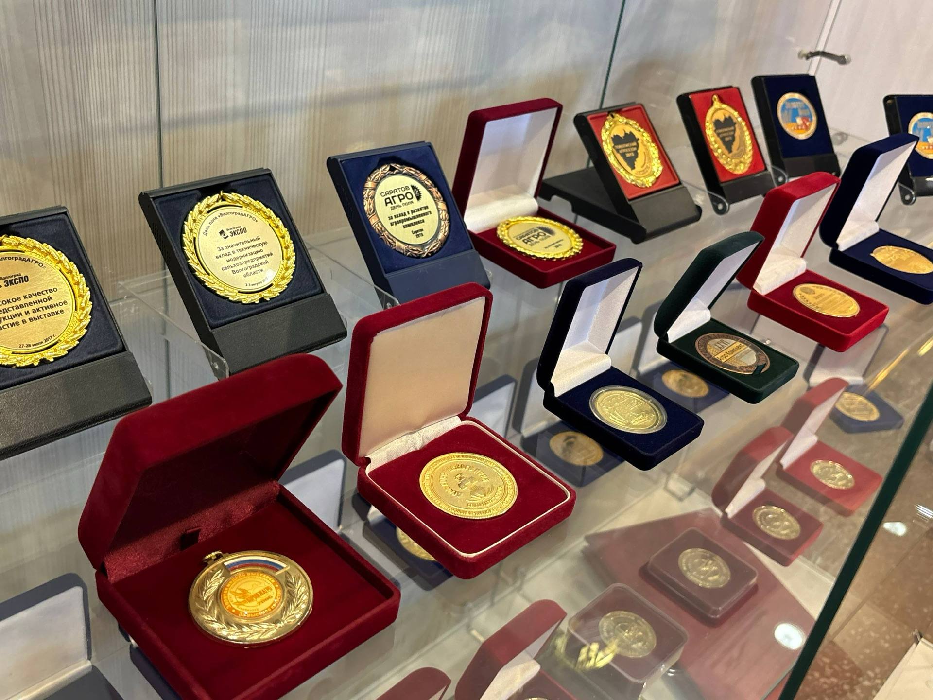 Андрей Миськов: Вместе с депутатом Совета депутатов Новооскольского муниципального округа Василием Андреевичем Катюковым заехали поздравить руководителя предприятия «Осколсельмаш» Дмитрия Степановича Панкратова с Днём... Андрей Миськов: Вместе с депутатом Совета депутатов Новооскольского муниципального округа Василием Андреевичем Катюковым заехали поздравить руководителя предприятия «Осколсельмаш» Дмитрия Степановича Панкратова с Днём...