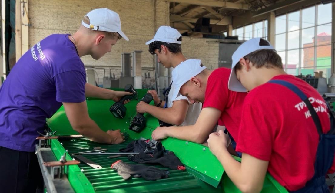 Андрей Миськов: Вместе с депутатом Совета депутатов Новооскольского муниципального округа Василием Андреевичем Катюковым заехали поздравить руководителя предприятия «Осколсельмаш» Дмитрия Степановича Панкратова с Днём... Андрей Миськов: Вместе с депутатом Совета депутатов Новооскольского муниципального округа Василием Андреевичем Катюковым заехали поздравить руководителя предприятия «Осколсельмаш» Дмитрия Степановича Панкратова с Днём...