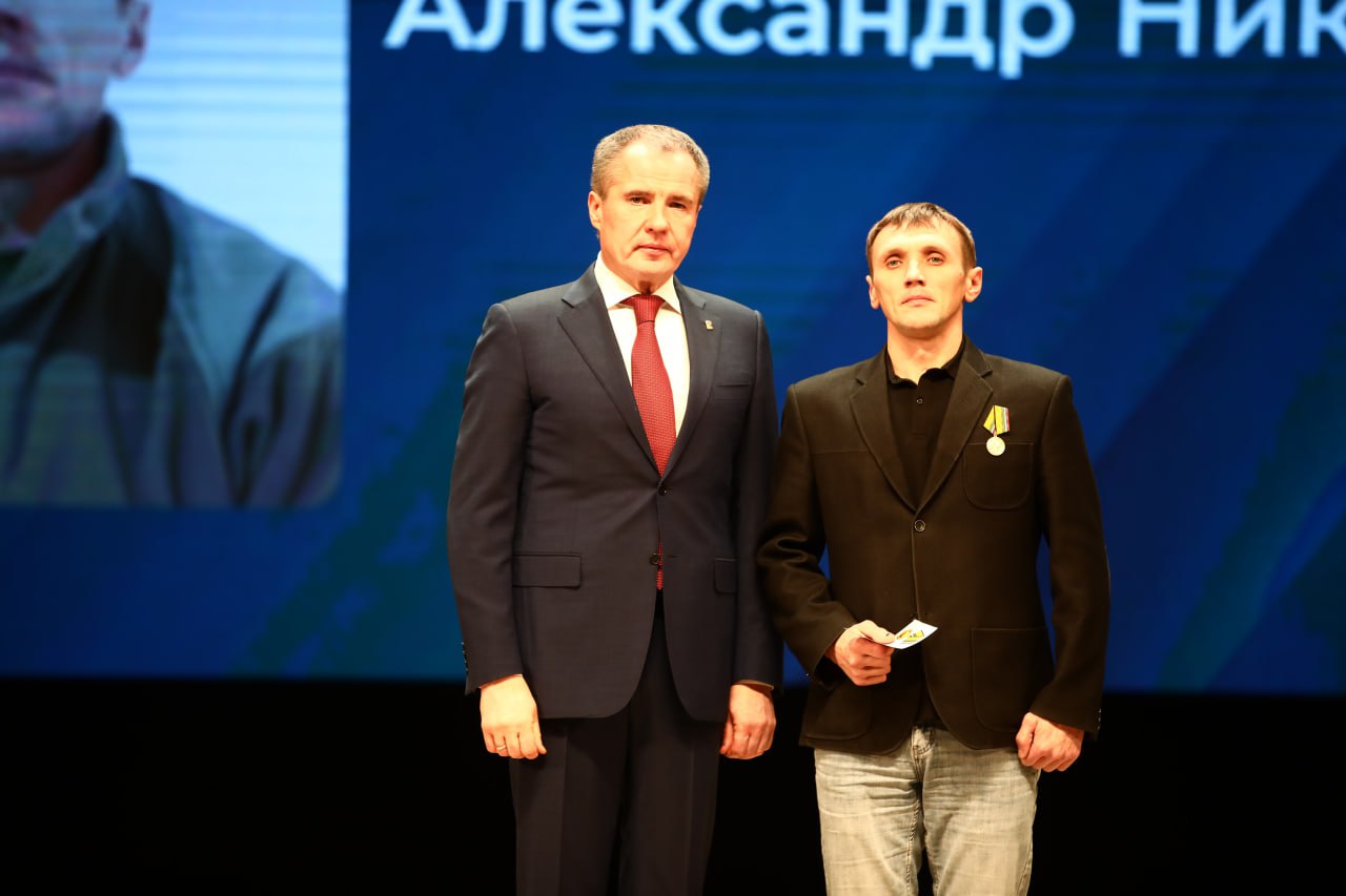 Губернатор Белгородской области Вячеслав Гладков наградил старооскольских бойцов самообороны Губернатор Белгородской области Вячеслав Гладков наградил старооскольских бойцов самообороны