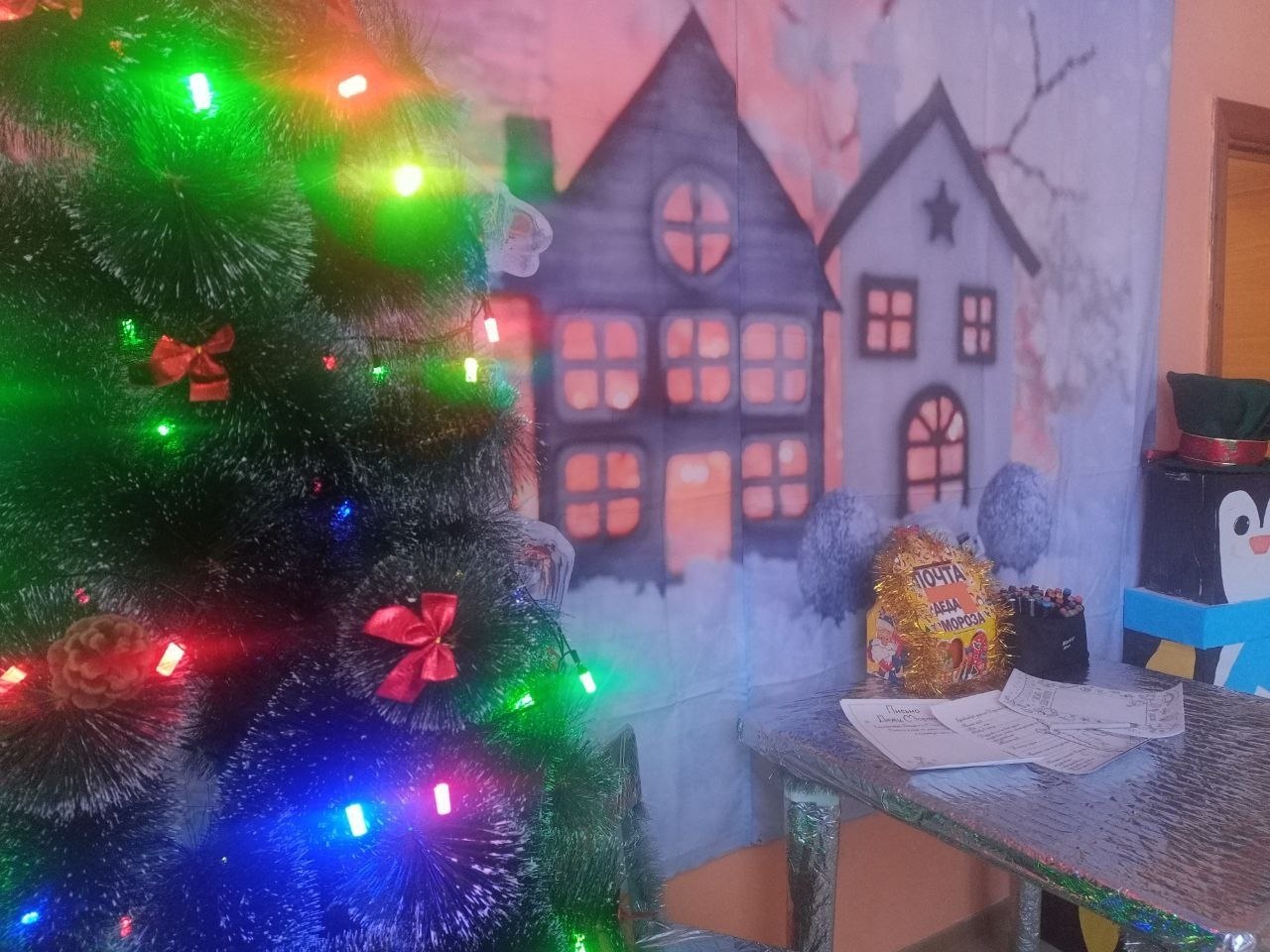 До Нового года осталось чуть больше трёх недель, и для поднятия настроения культработники Красногвардейского района создают новогоднюю атмосферу, в которую можно окунуться в наших учреждениях культуры и сделать красивые фото До Нового года осталось чуть больше трёх недель, и для поднятия настроения культработники Красногвардейского района создают новогоднюю атмосферу, в которую можно окунуться в наших учреждениях культуры и сделать красивые фото