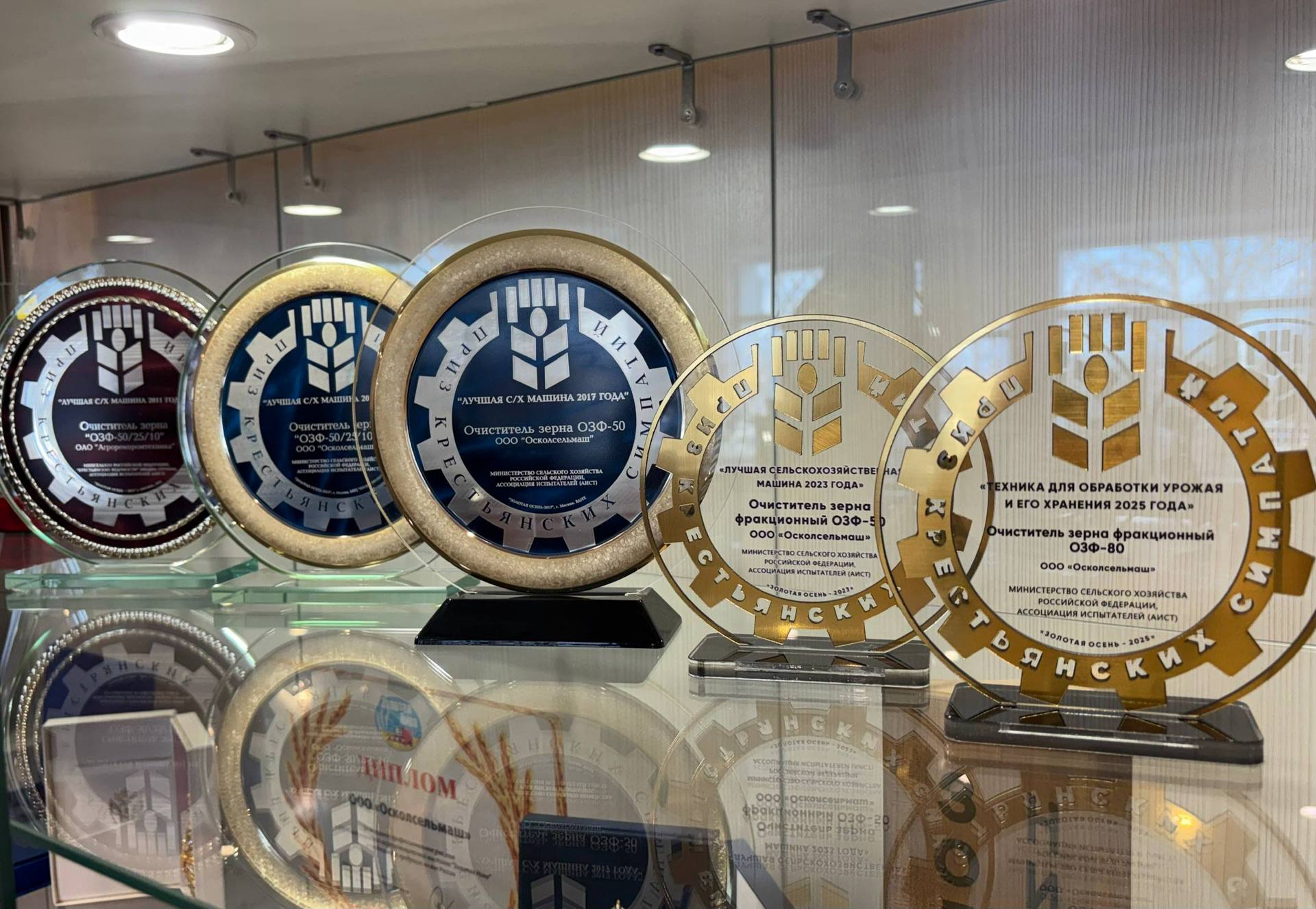 Андрей Миськов: Вместе с депутатом Совета депутатов Новооскольского муниципального округа Василием Андреевичем Катюковым заехали поздравить руководителя предприятия «Осколсельмаш» Дмитрия Степановича Панкратова с Днём... Андрей Миськов: Вместе с депутатом Совета депутатов Новооскольского муниципального округа Василием Андреевичем Катюковым заехали поздравить руководителя предприятия «Осколсельмаш» Дмитрия Степановича Панкратова с Днём...