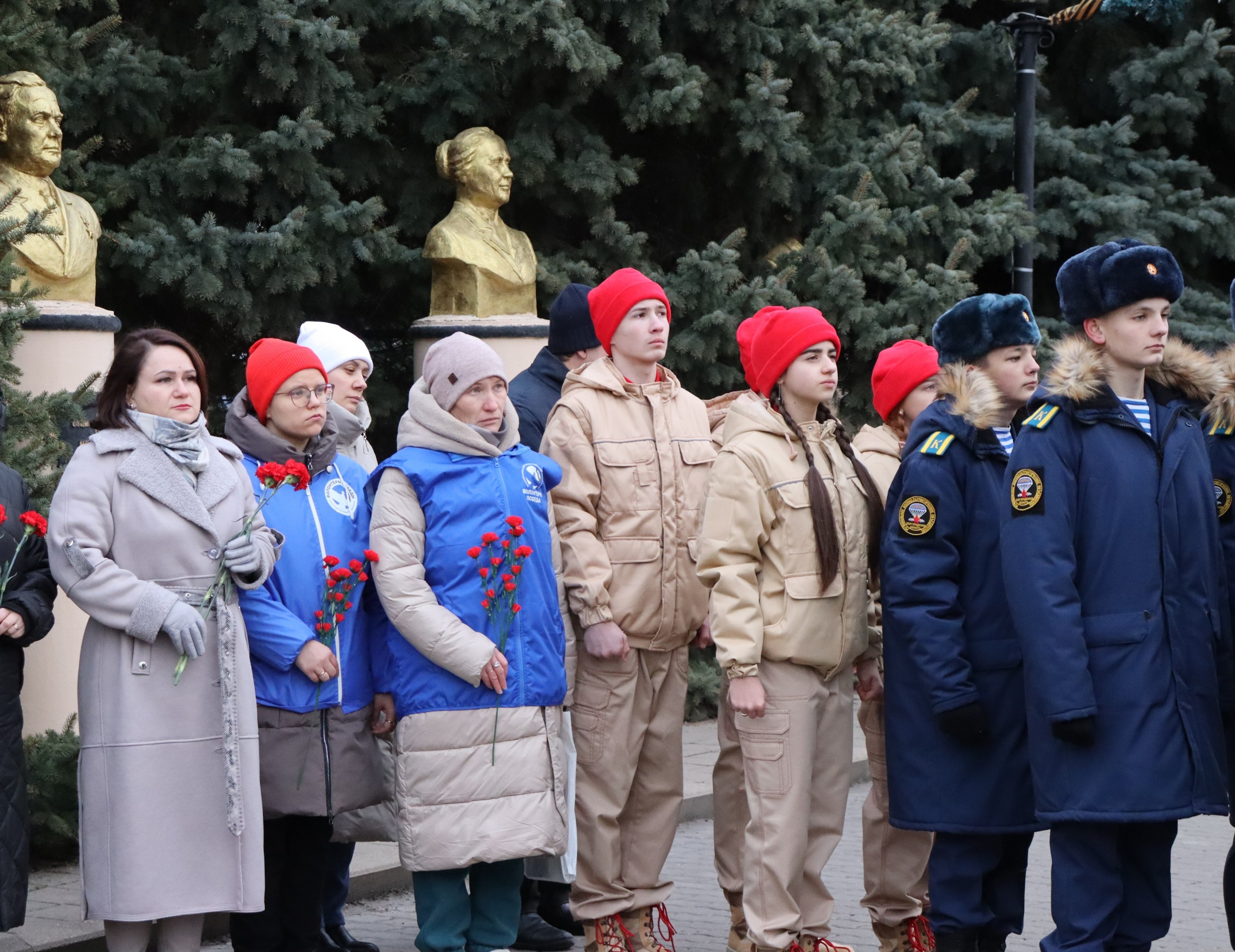 День Героев Отечества знаменует подвиги всех, кто своими добрыми делами и героическими поступками показал пример подлинного служения Родине День Героев Отечества знаменует подвиги всех, кто своими добрыми делами и героическими поступками показал пример подлинного служения Родине