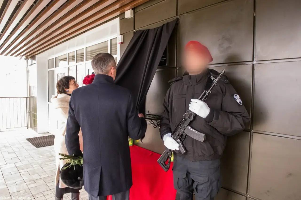 Мемориальную доску Герою России майору полиции Алексею Осипову открыли в Белгородской области Мемориальную доску Герою России майору полиции Алексею Осипову открыли в Белгородской области