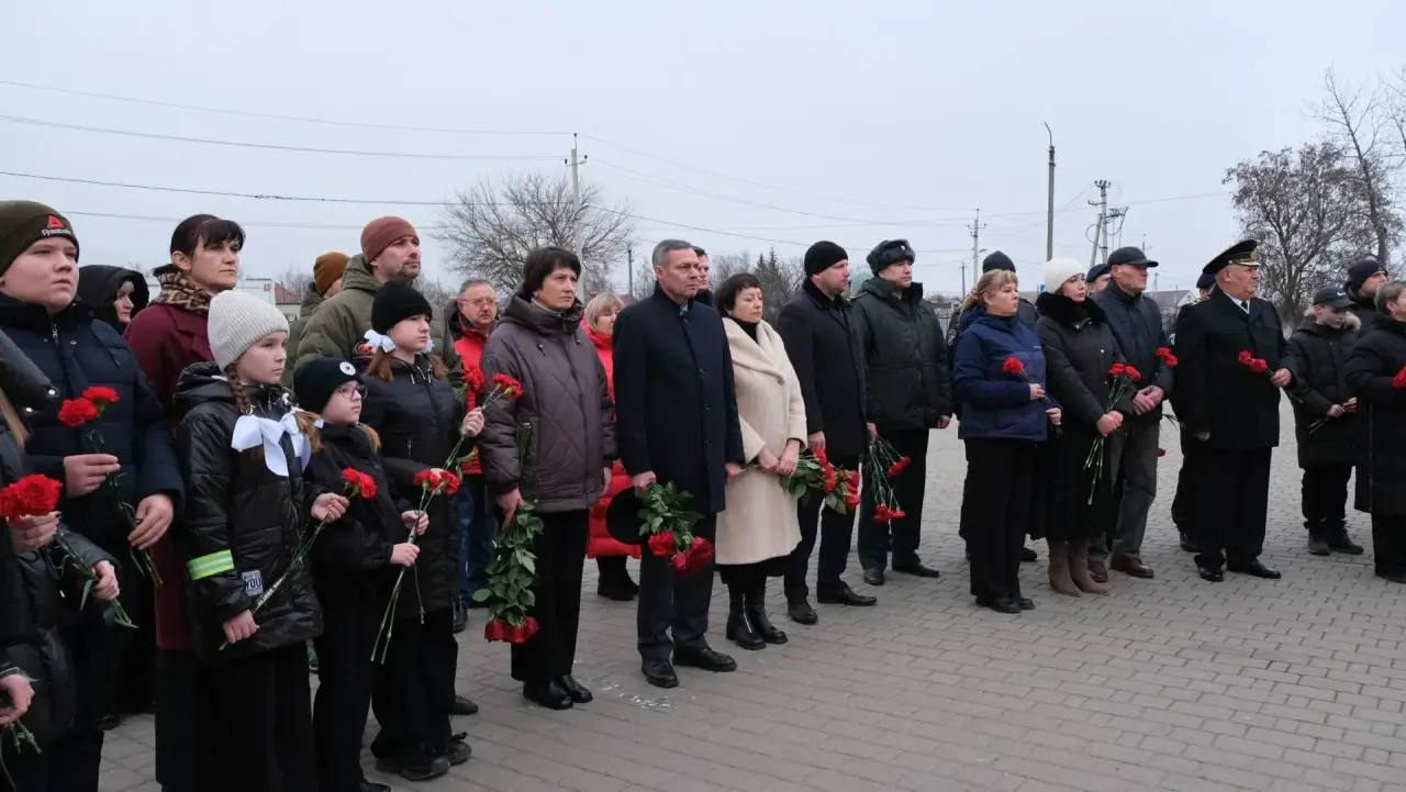 Мемориальную доску Герою России майору полиции Алексею Осипову открыли в Белгородской области Мемориальную доску Герою России майору полиции Алексею Осипову открыли в Белгородской области