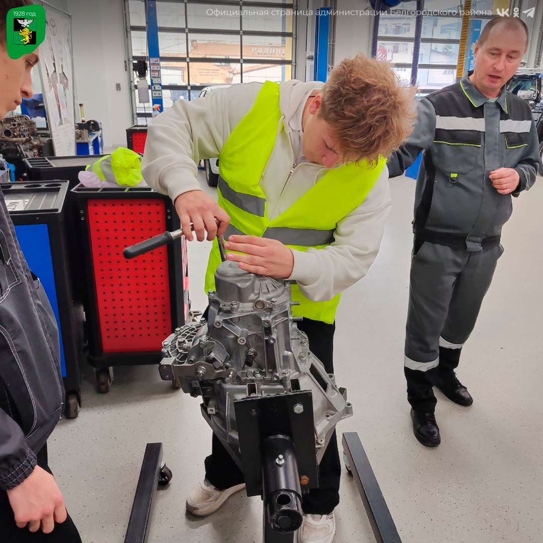 Ученики Разуменской школы «Вектор Успеха» познакомились с профессией станочника широкого профиля Ученики Разуменской школы «Вектор Успеха» познакомились с профессией станочника широкого профиля