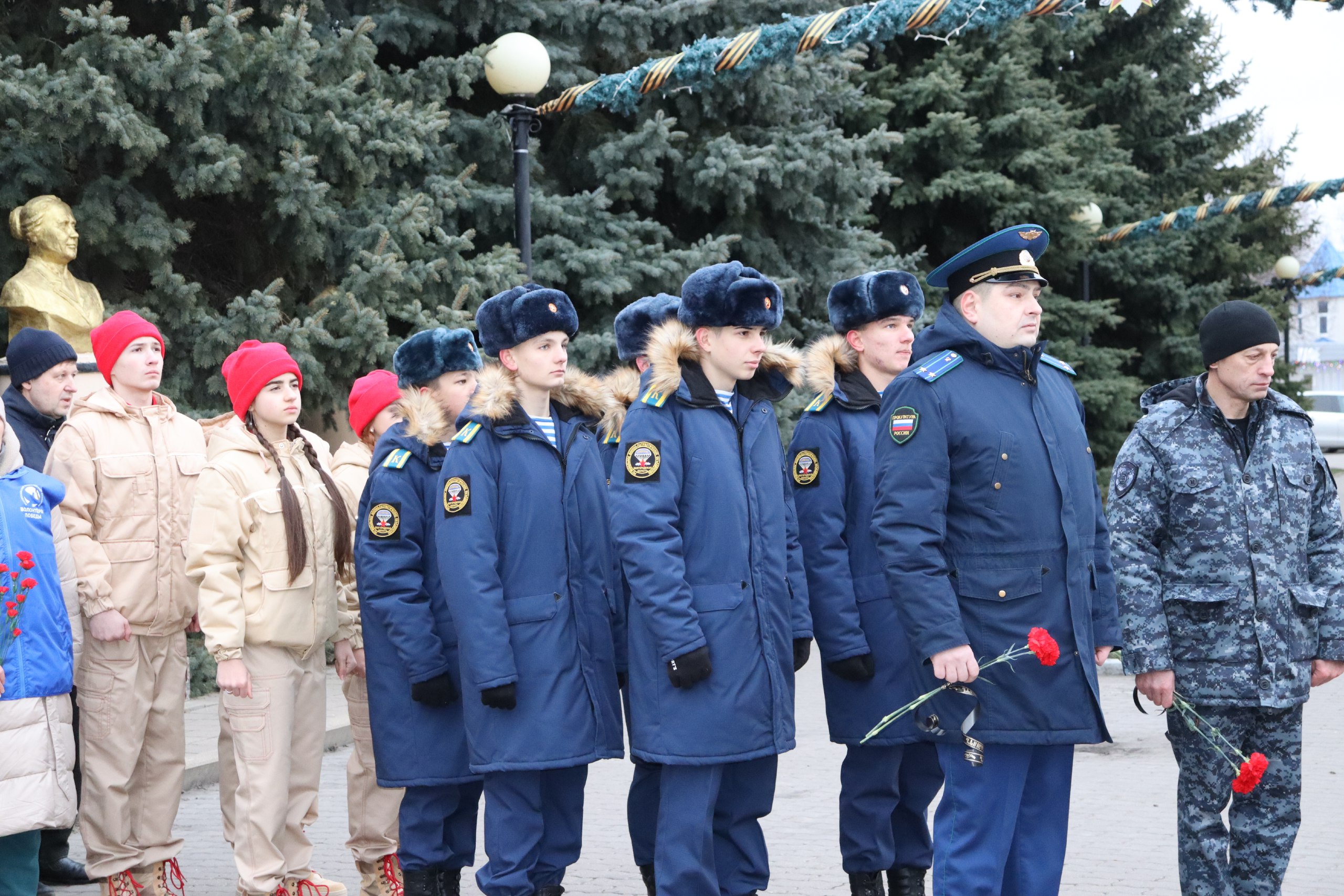 День Героев Отечества знаменует подвиги всех, кто своими добрыми делами и героическими поступками показал пример подлинного служения Родине День Героев Отечества знаменует подвиги всех, кто своими добрыми делами и героическими поступками показал пример подлинного служения Родине