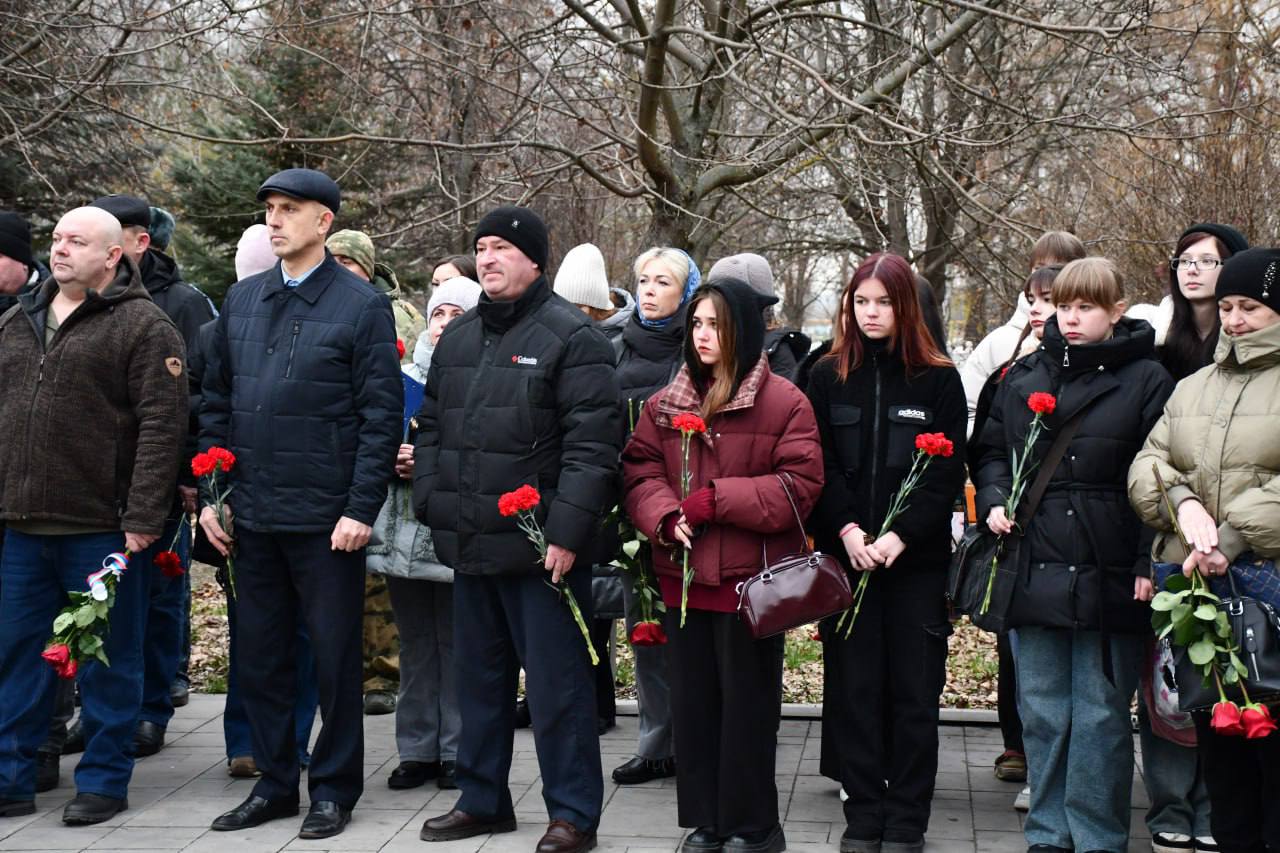 Светлана Халеева: Сегодня, 9 декабря, в День Героев Отечества, мы собрались у памятника воинам-интернационалистам, чтобы отдать дань памяти и глубокого уважения всем, кто проявил мужество, отвагу и героизм во имя Родины Светлана Халеева: Сегодня, 9 декабря, в День Героев Отечества, мы собрались у памятника воинам-интернационалистам, чтобы отдать дань памяти и глубокого уважения всем, кто проявил мужество, отвагу и героизм во имя Родины