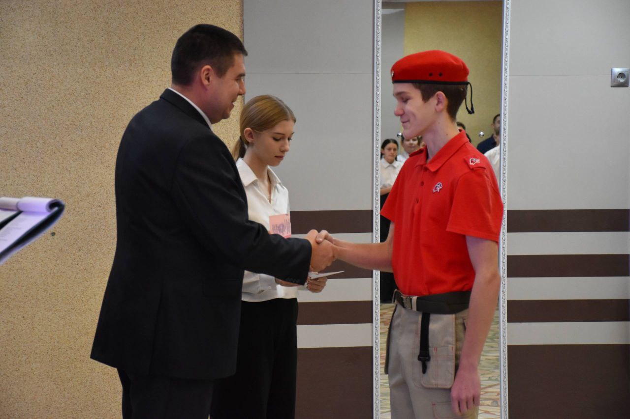 Татьяна Киричкова: Сегодня в День Героев Отечества 75 юношей и девушек из основных школ нашего округа вступили в ряды масштабного Всероссийского военнопатриотического движения «Юнармия» Татьяна Киричкова: Сегодня в День Героев Отечества 75 юношей и девушек из основных школ нашего округа вступили в ряды масштабного Всероссийского военнопатриотического движения «Юнармия»