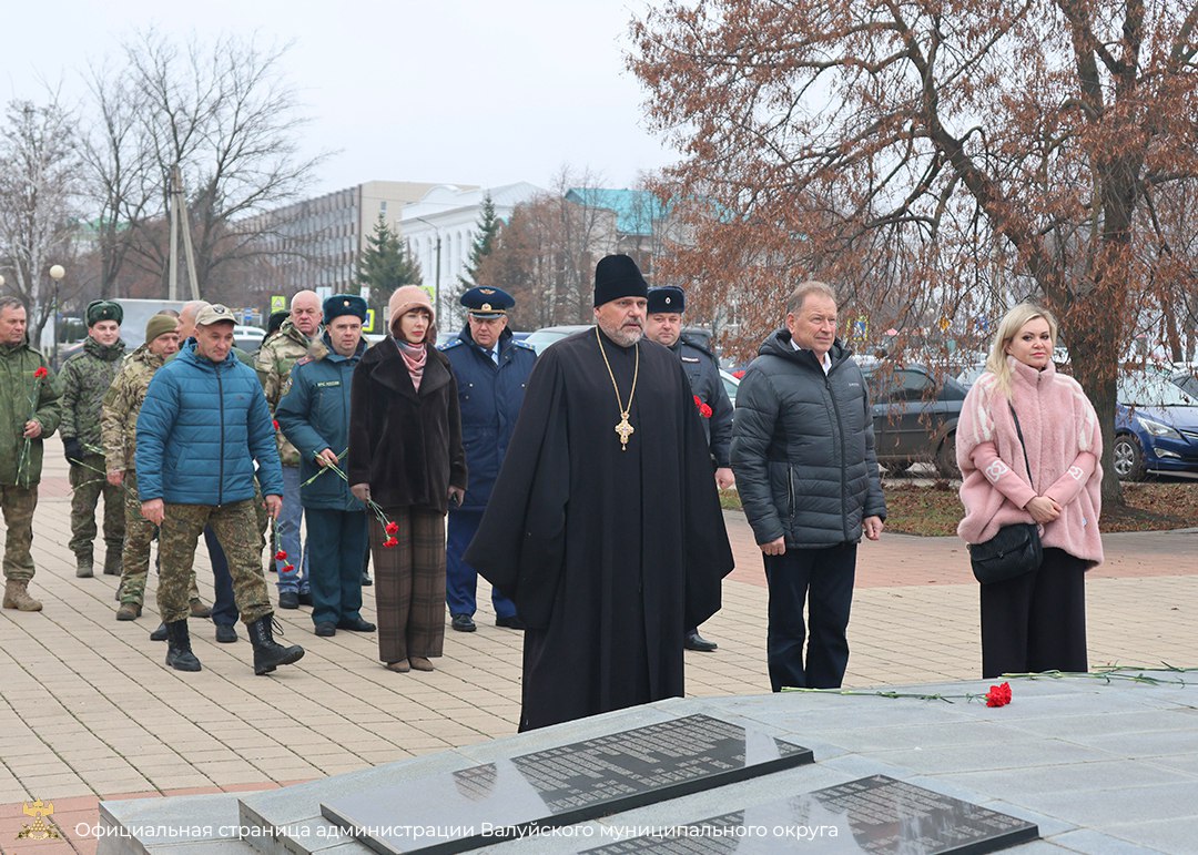 Дань памяти: возложение цветов к памятникам воинской доблести