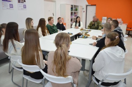 В День Героев Отечества краснояружские школьники встретились с ветераном СВО, бойцом добровольческого формирования «Орлан»