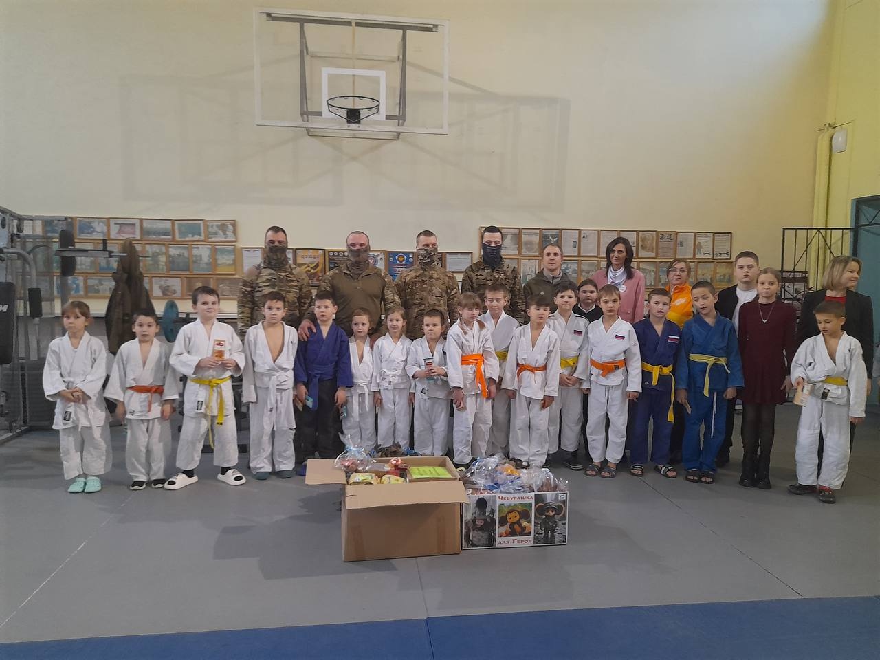 Накануне Дня Героев Отечества состоялась встреча обучающихся спортивной школы с военнослужащими ПВО, которые оберегают мирное небо над Вейделевским округом Накануне Дня Героев Отечества состоялась встреча обучающихся спортивной школы с военнослужащими ПВО, которые оберегают мирное небо над Вейделевским округом