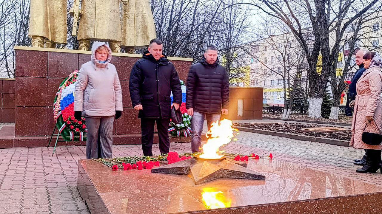 Олег Медведев: Сегодня, в День Героев Отечества, вместе с коллективом Совета депутатов, общественными организациями, сотрудниками администрации, уважаемыми ветеранами и молодёжью мы возложили цветы к Братской могиле... Олег Медведев: Сегодня, в День Героев Отечества, вместе с коллективом Совета депутатов, общественными организациями, сотрудниками администрации, уважаемыми ветеранами и молодёжью мы возложили цветы к Братской могиле...